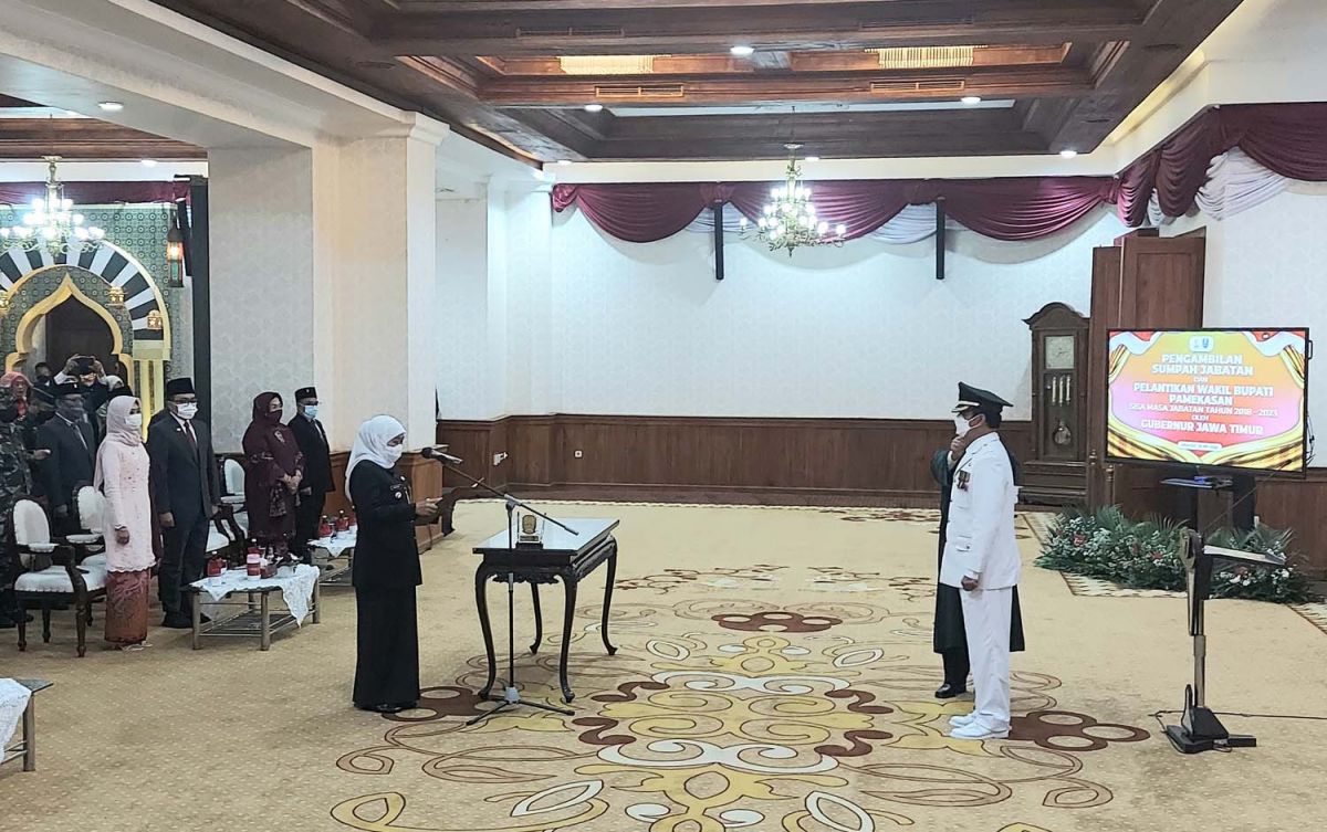 Pengambilan sumpah jabatan Wabup Pamekasan Fattah Jasin dipimpin Gubernur Jatim Khofifah di Gedung Negara Grahadi, Surabaya (Foto: Ni'am Kurniawan/jatimnow.com)