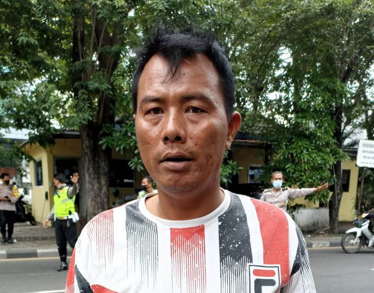 Pelaku pelecehan seksual saat ditangkap Polsek Asemrowo Surabaya. (Foto: Polsek Asemrowo/jatimnow.com)