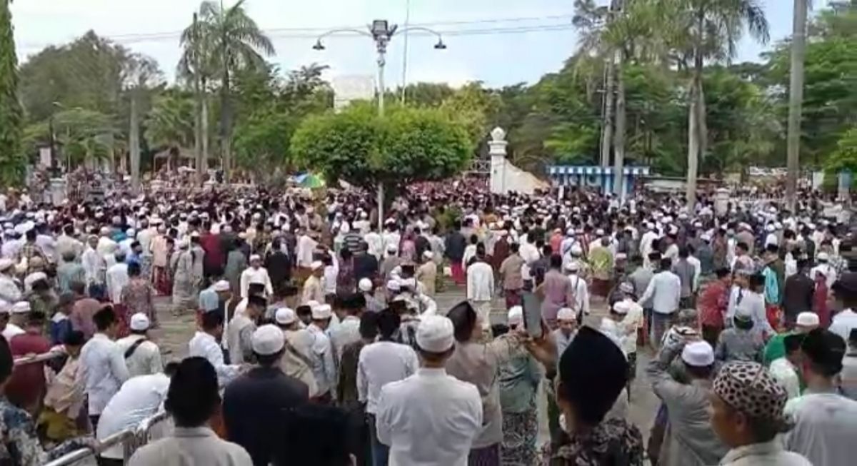 Ribuan santri memadati area pemakaman RKH. Fakhrillah Aschal, dimakamkan di Maqbaroh Martajasah. (Foto: Fathor Rahman/jatimnow.com)