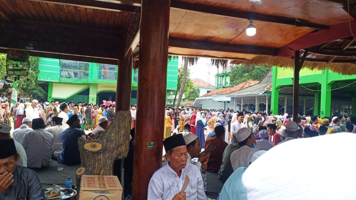 Ribuan santri, alumni dan masyarakat menunggu pemberangkatan jenazah Almarhum RKH. Fakhrillah Aschal di Ponpes Syaichona Moh. Cholil, Jalan Demangan Barat, Bangkalan.(Foto: Fathor Rahman)