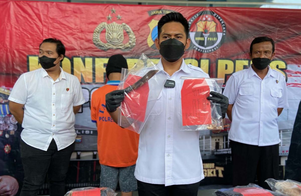 Kasat Reskrim Polres Kediri, AKP Rizkika Atmadha (tengah) menunjukkan pisau yang dipakai pelaku untuk membunuh korban (Foto: Yanuar Dedy/jatimnow.com)