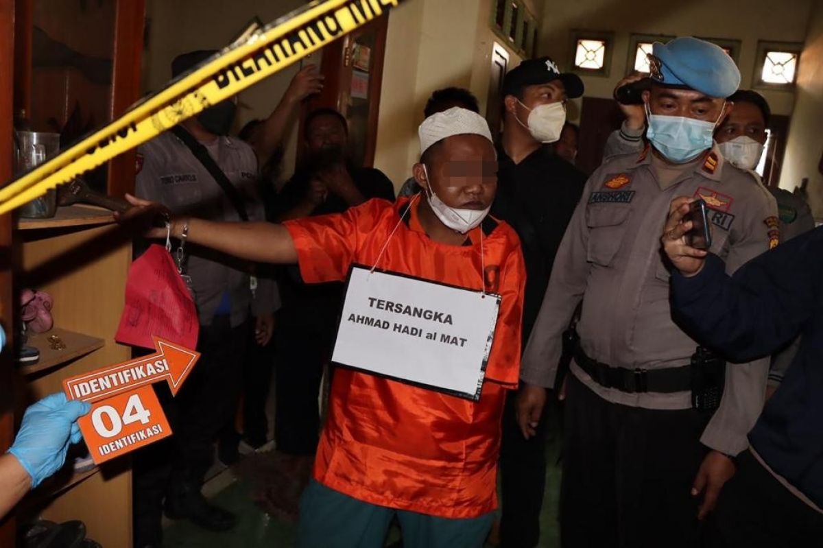 Tersangka saat gelaran rekonstruksi. (Foto: Humas Polres Probolinggo/jatimnow.com)