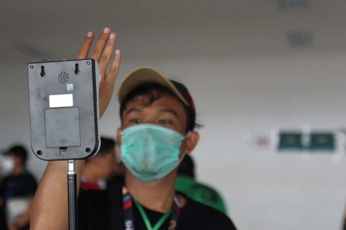 Pengecekan suhu tubuh saat laga Persebaya vs Persis Solo.(Foto: Periksain.id)