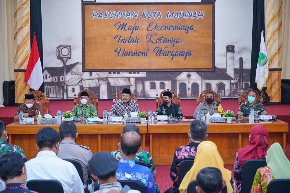 Gus Ipul ketika memimpin langsung pertemuan penguatan jejaring dan leveling penanggulangan Covid-19, di Gedung Gradika. (Foto: Pemkot Pasuruan/jatimnow.com)