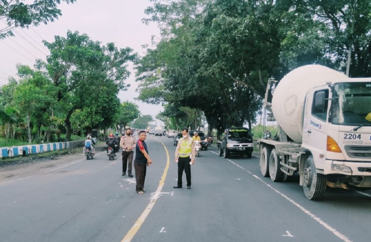 Polisi melakukan olah TKP kecelakaan. (Foto: Polres Pasuruan for jatimnow.com)