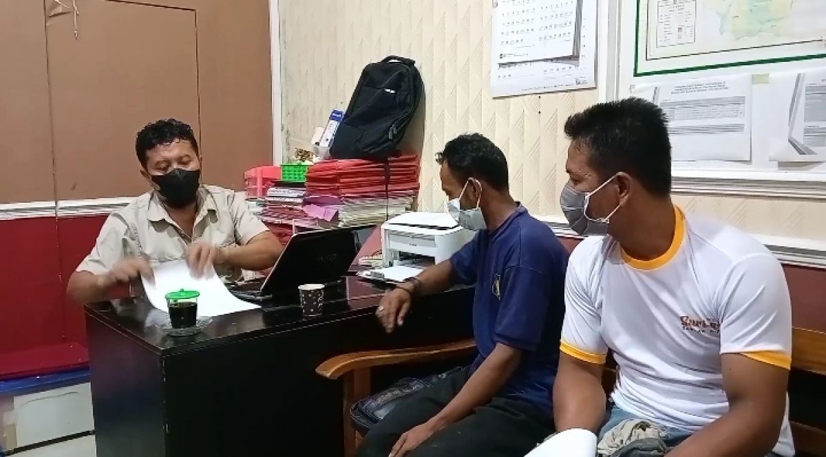 Pelaku pencurian kayu di hutan lindung diamankan di Mapolres Ponorogo. (Foto: Mita Kusuma/jatimnow.com)