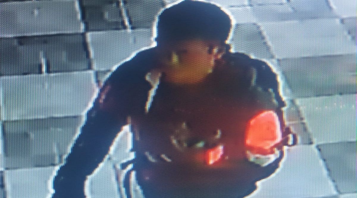 Aksi Pencurian Mixer Pengeras Masjid di Kelurahan Lontar Surabaya Terekam CCTV