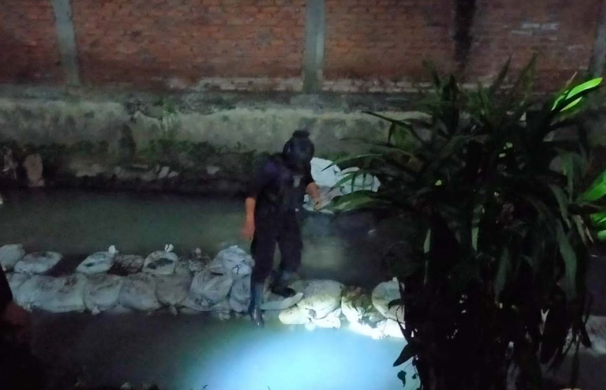 Tim Jibom Gegana Brimob Polda Jatim saat menyisir sungai di Dupak, Surabaya, tempat ditemukannya mortir