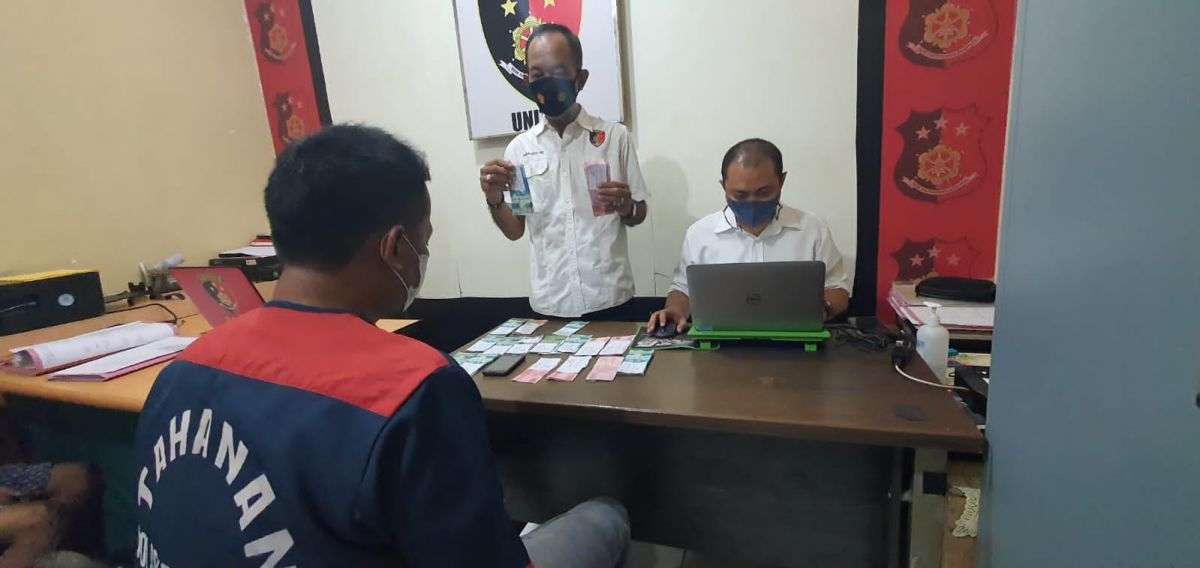 Pelaku pengedar uang palsu saat diamankan di Polsek Gubeng. (Foto: Polsek gubeng/jatimnow.com).