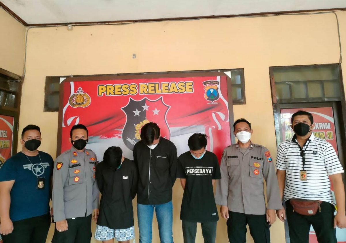 Kedua pelaku saat diamankan polisi di Polsek Jombang. (Foto: Polsek Jombang/jatimnow.com)