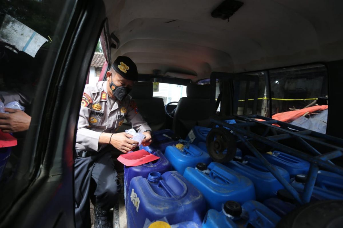 Jeriken berisi arak jowo yang diamankan polisi usai penggerebekan di Desa Sidomulyo, Madiun. (Foto: Humas Polres Madiun Kota/jatimnow.com)
