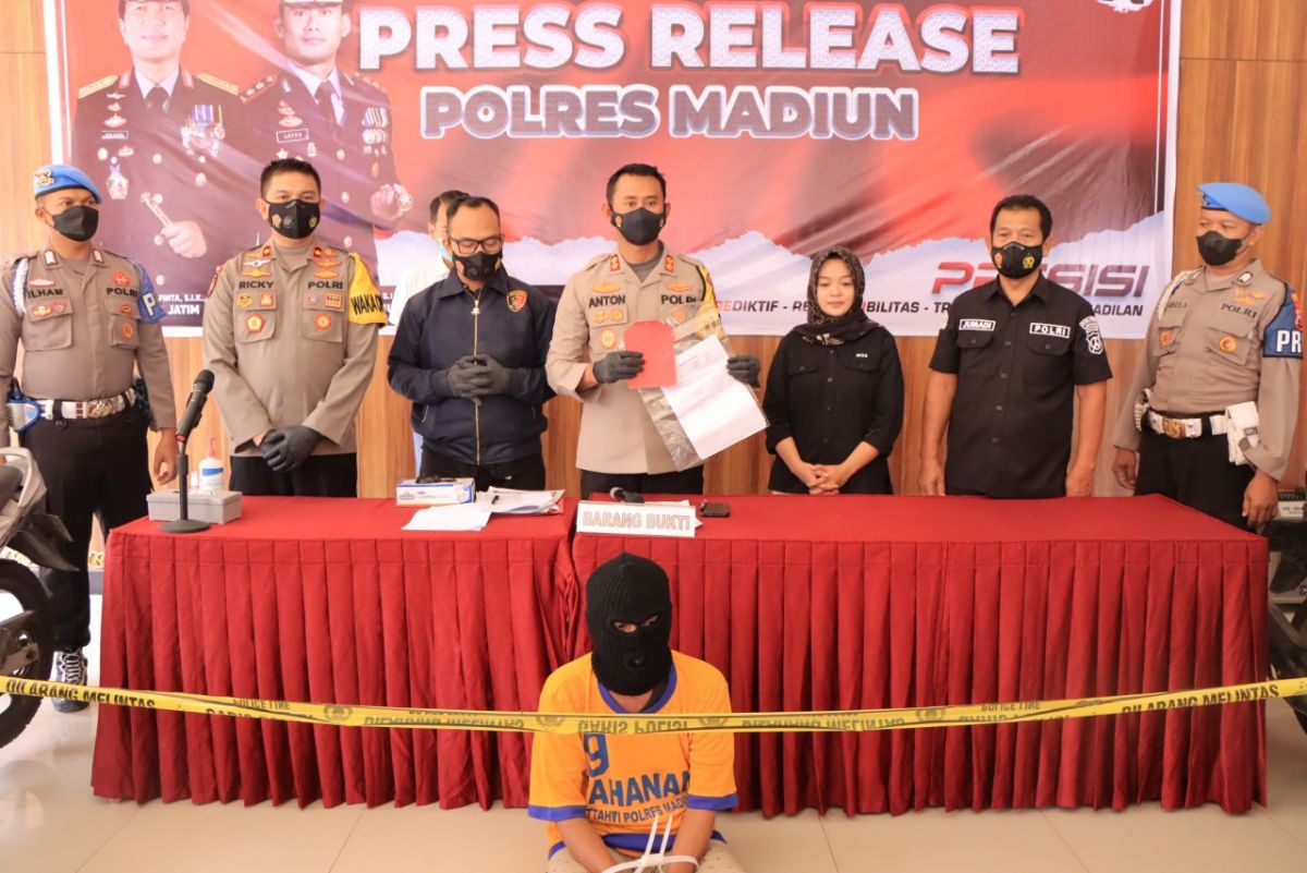 Tersangka penipuan CPNS diamankan Polres Madiun. (Foto: Mita Kusuma/jatimnow.com)