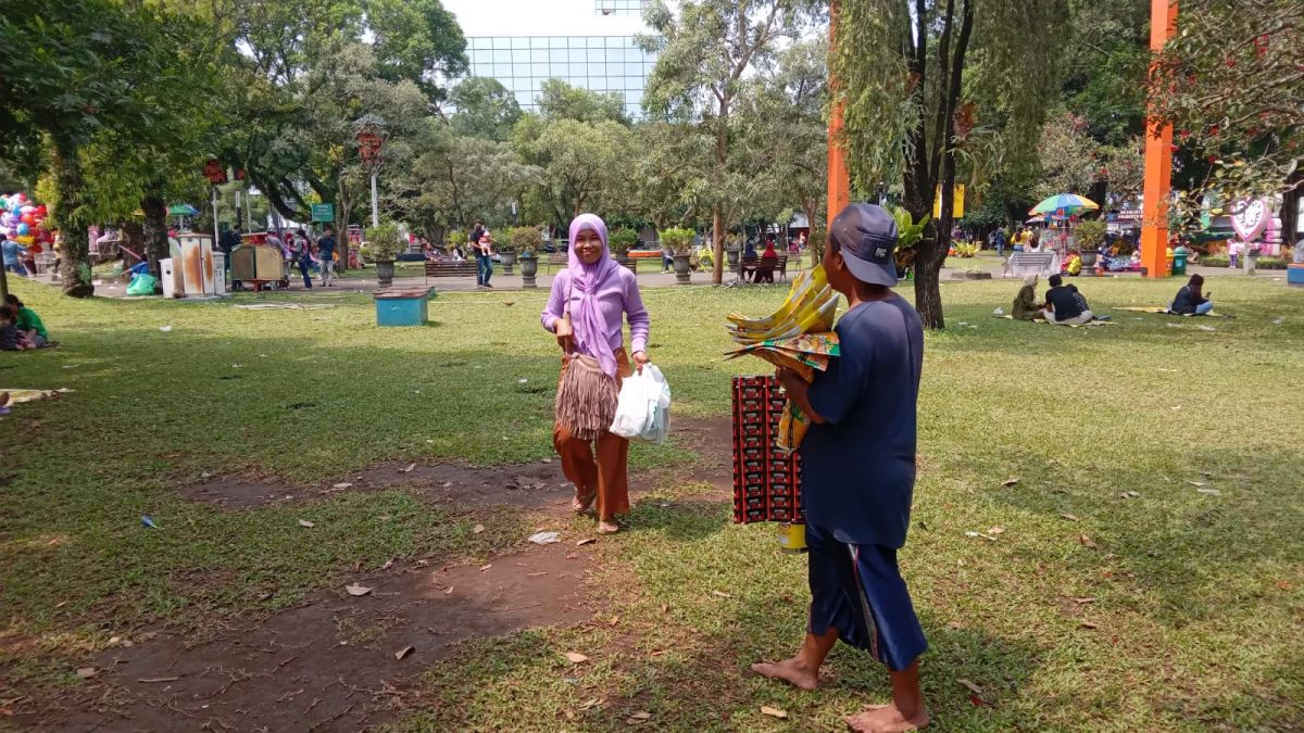 Nur Cilok, penjual alas duduk di Alun-alun Kota Malang. (Foto: Galih Rakasiwi/jatimnow.com)