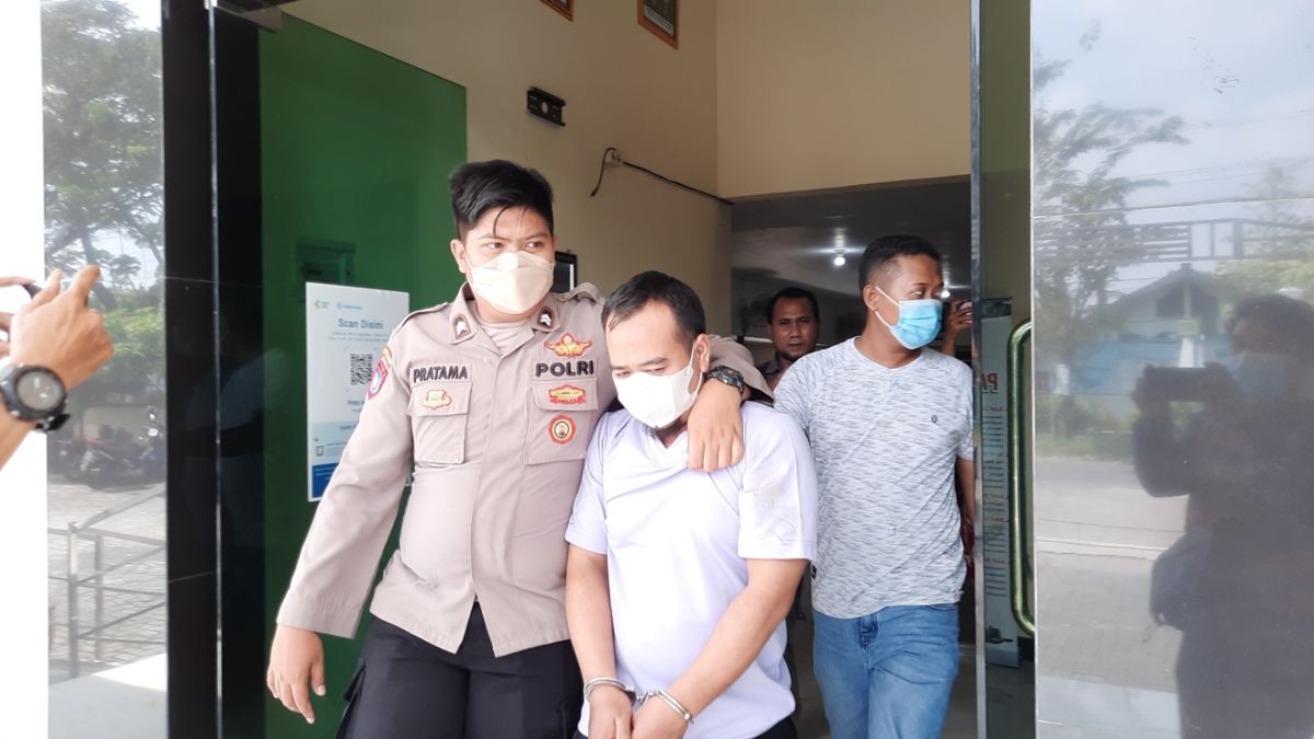 Pelaku perampokan toko emas, Agus Nurul Efendi saat dikeler polisi. (Foto: Achmad Supriyadi/jatimnow.com)