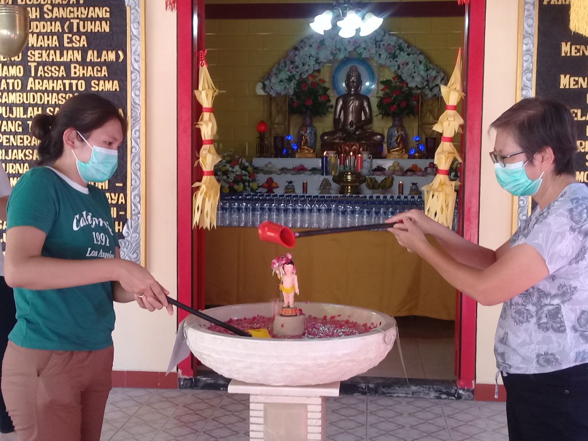 Umah Buddha merayakan Hari Raya Waisak di Klenteng Tri Darma Sumbernaga. (Foto: Mahfud Hidayatullah/jatimnow.com)