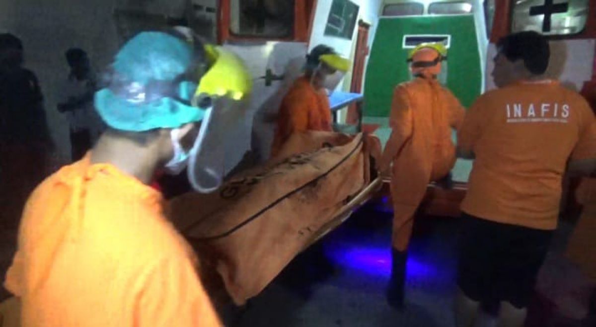 Mayat korban dievakuasi tim INAFIS Polres Jombang.(Foto: Elok Aprianto)