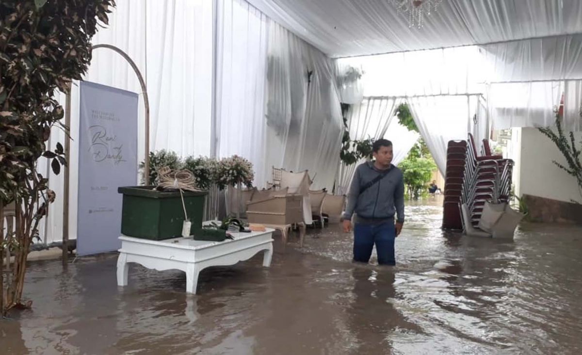 Tenda resepsi pernikahan di Probolinggo yang terpung banjir (Foto-foto: Mahfud Hidayatullah/jatimnow.com)