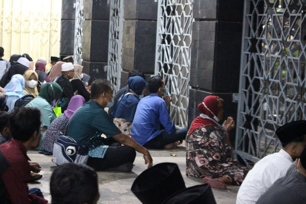 Peziarah di komplek makam Ponpes Tebuireng Jombang saat Ramadan 2022 (Foto: Elok Aprianto/jatimnow.com)