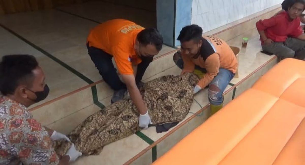 Jenazah korban saat dievakuasi petugas dari teras musala.(Foto: Elok Aprianto)