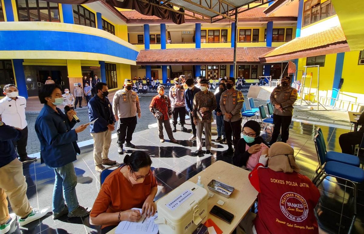 Biddokkes Polda Jatim gencar melakukan vaksinasi pada kelompok remaja. (Foto: Humas Polda Jatim/jatimnow.com)