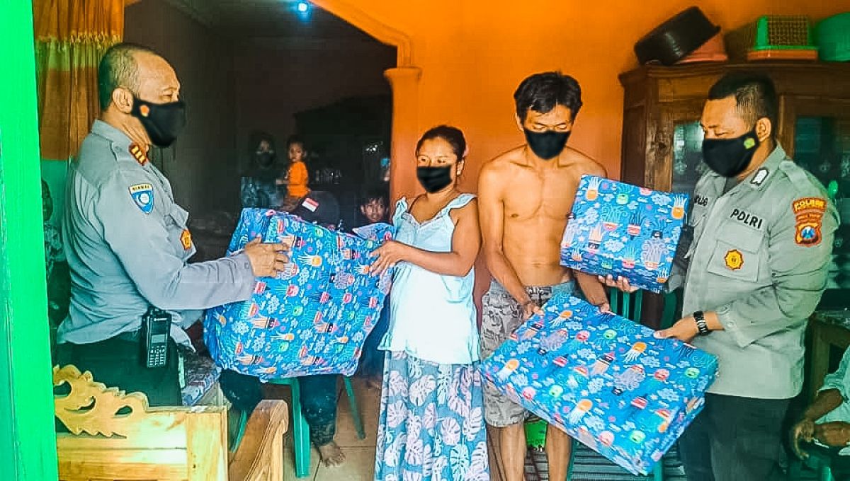 Aparat Polres Probolinggo memberikan tali asih kepada warga yang melahirkan di jalan.(Foto: Humas Polres Probolinggo)