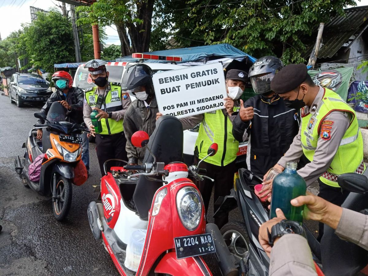 Polresta Sidoarjo bagi-bagi bensin gratis di Jalan Raya Medaeng. (Foto: Polresta Sidoarjo/jatimnow.com)