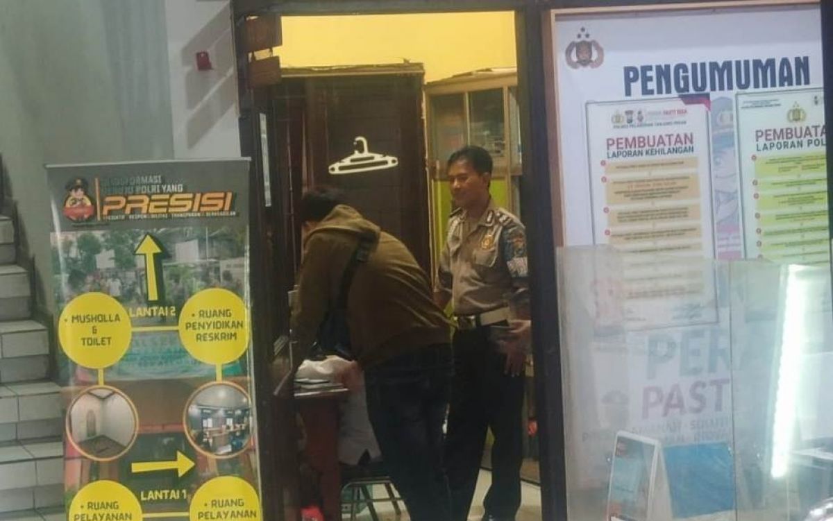 Pelaku pelecehan seksual tengah diperiksa di Mapolsek Asemrowo. (Foto: Zain Ahmad/jatimnow.com)