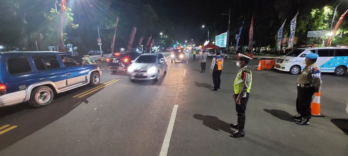 Pemantauan arus lalu lintas di Jalur Pantura Situbondo.(Foto: Humas Polres Situbondo)
