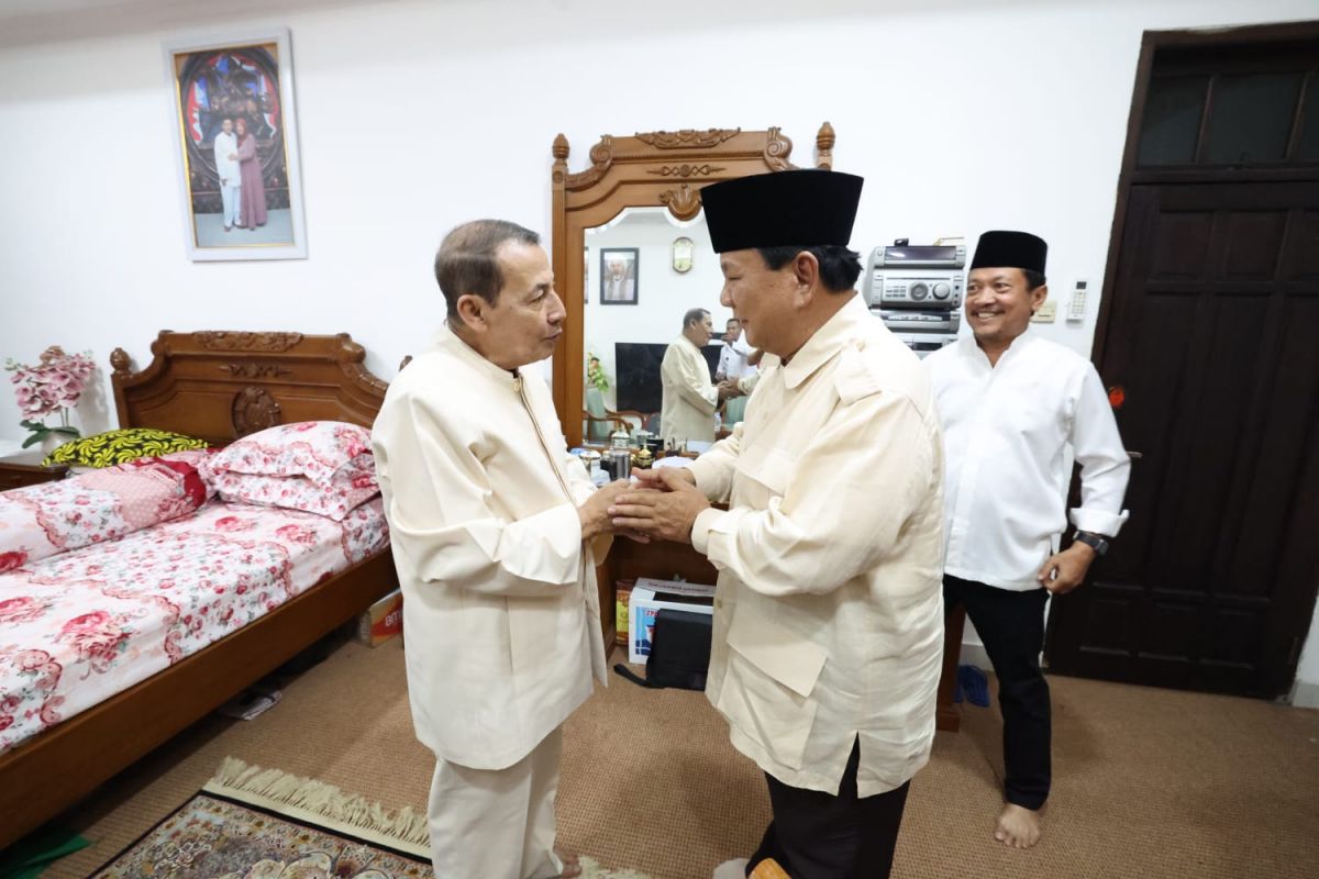 Ketum Gerindra Prabowo Subianto menemui Habib Lutfi bin Yahya.(Foto: Dok. Gerindra/jatimnow.com)