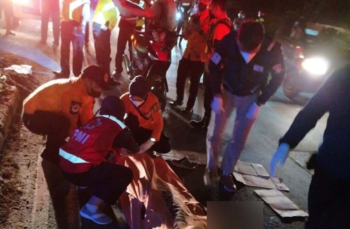 Proses evakuasi jenazah pemotor asal Pati di Surabaya (Foto; Polsek Asemrowo for jatimnow.com)