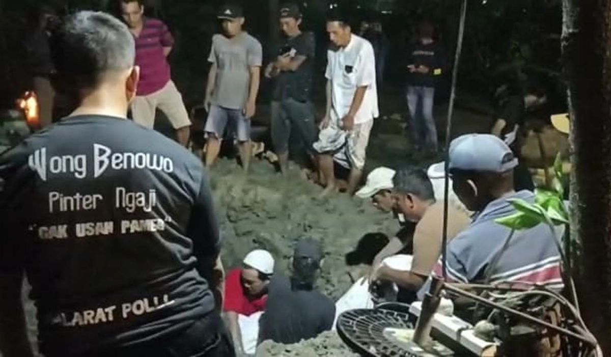 Proses pemakaman jenazah korban kecelakaan bus di Benowo, Surabaya (Foto: Zain Ahmad/jatimnow.com)