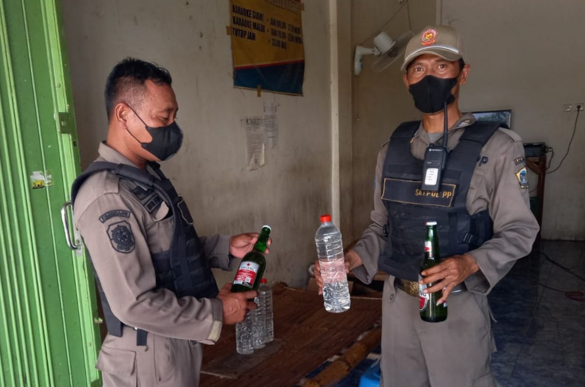 Satpol PP mengamankan miras beragam jenis dan merk di Gresik Utara. (Foto: Satpol PP Gresik/jatimnow.com)
