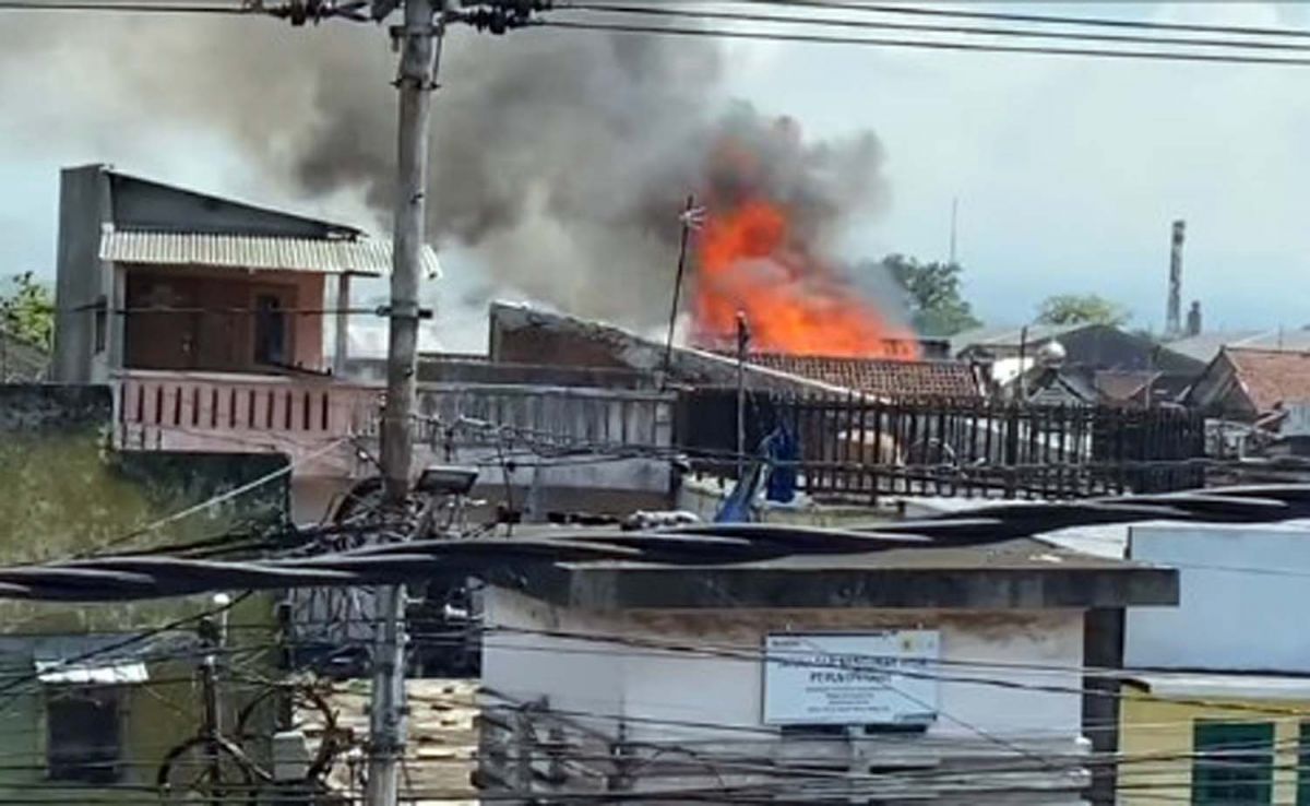 Rumah di Kota Malang yang terbakar (Foto: Tangkapan layar video warga sekitar)