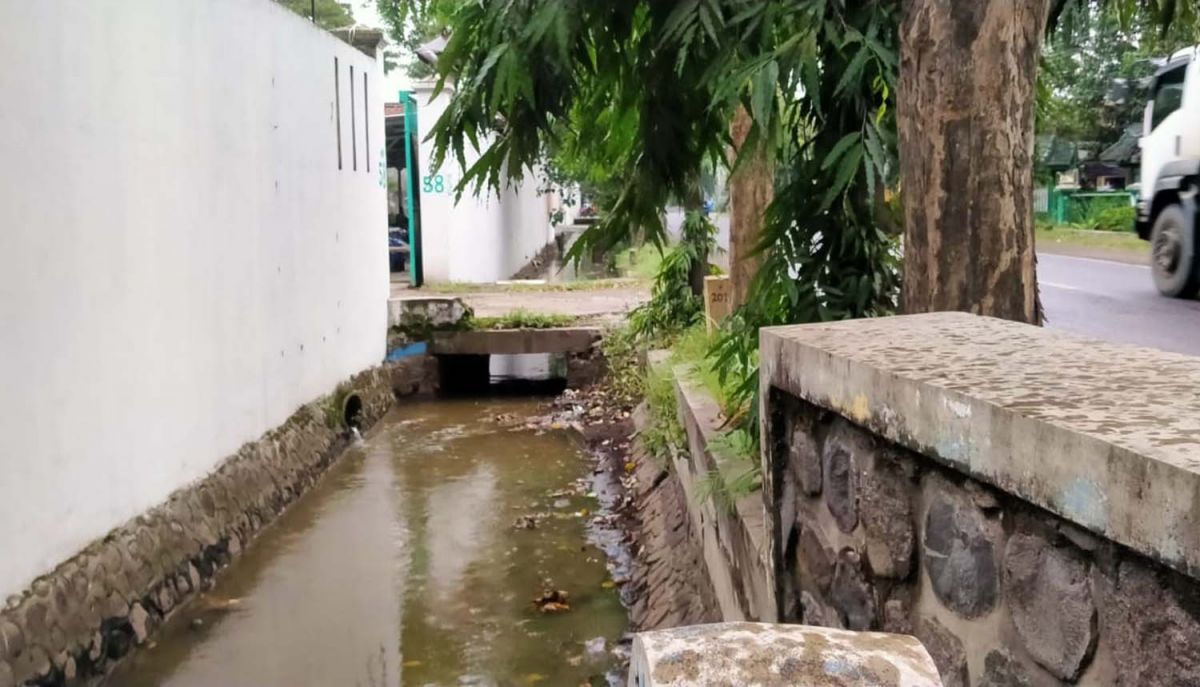 Saluran air di Jalan Gato Subroto (Gatsu) Jombang yang tercemar limbah (Foto: Elok Aprianto/jatimnow.com)