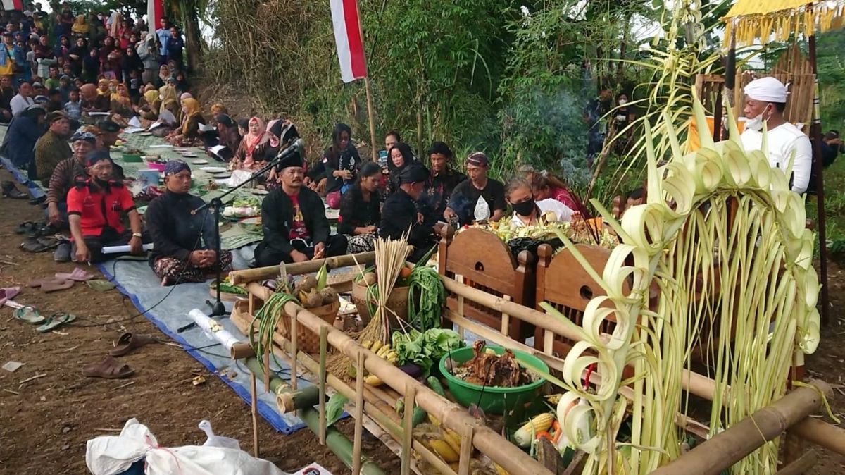 Prosesi tradisi sedekah bumi larung Sungai Brantas.(Foto: Bramanta Pamungkas)