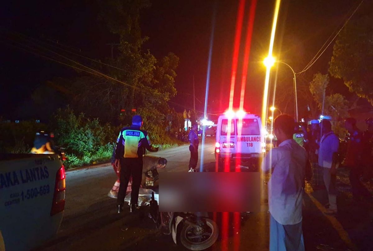 Proses evakuasi korban meninggal akibat kecelakaan di Lamongan (Foto: Unit Gakkum Satlantas Polres Lamongan for jatimnow.com)