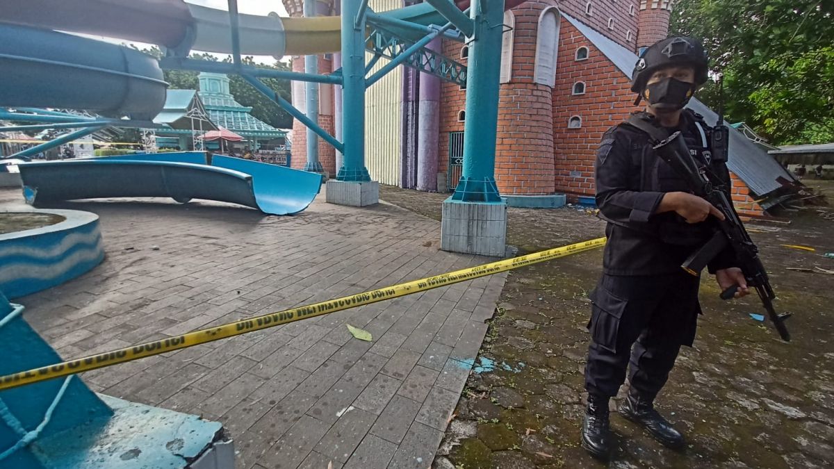 Polisi mengamankan lokasi seluncuran kolam renang ambrol di KenPark Surabaya (Foto: Zain Ahmad/jatimnow.com)