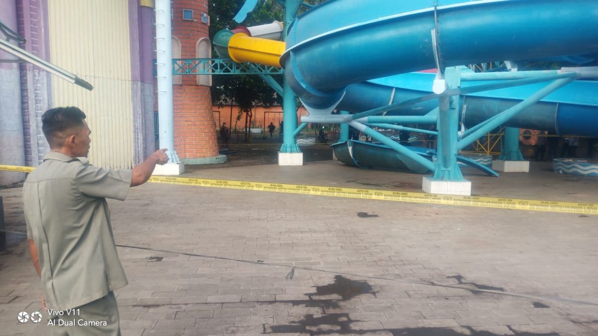 Bagian seluncuran kolam renang di KenPark Surabaya yang ambrol hingga jatuh ke bawah (Foto: Zain Ahmad/jatimnow.com)