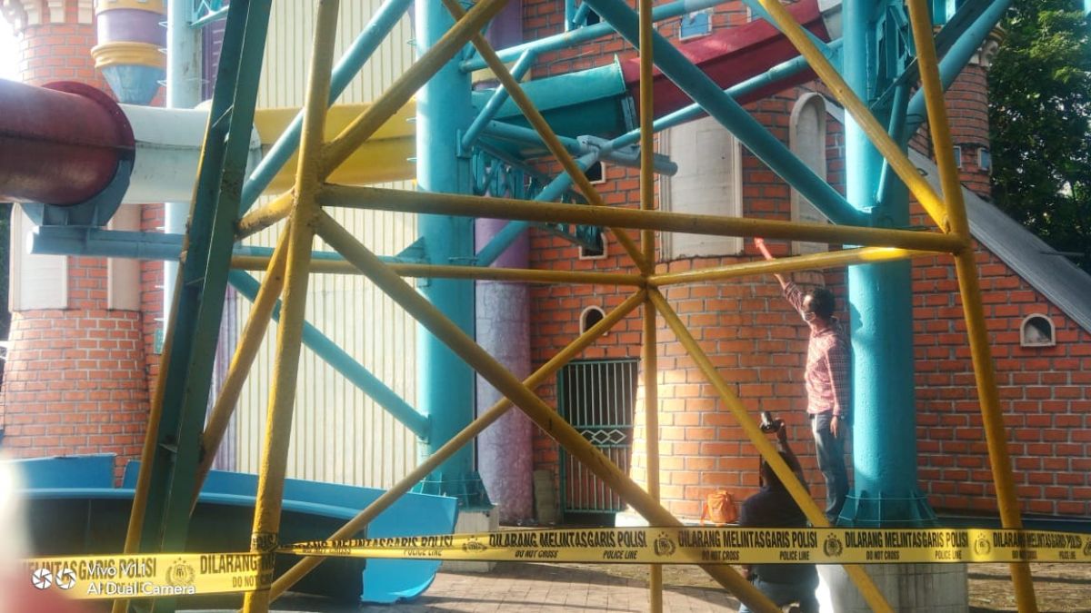 Polisi melakukan olah TKP di lokasi seluncuran kolam renang KenPark Surabaya yang ambrol (Foto-foto: Zain Ahmad/jatimnow.com)