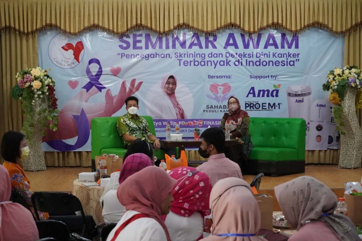 Direktur PT Agro Mitra Alimentari (PT AMA), Ge Recta Geson (kanan) saat menjadi narasumber dalam Seminar AWAM tentang kanker (Foto: Ge Recta Geson for jatimnow.com)