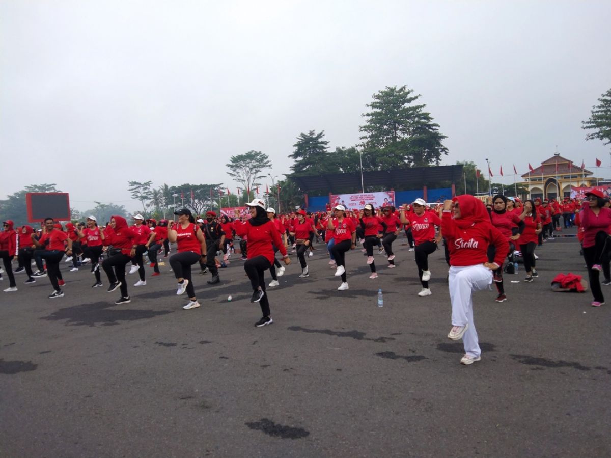 Senam Massal Pertama di Kabupaten Malang dihadiri sekitar 1.000 peserta.(Foto: Rizal Adhi Pratama)