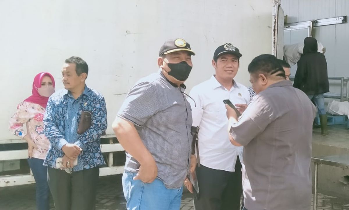 Usut Bau Busuk Air Saluran Pertanian Jabon, DPRD Jombang Sidak PT WSF