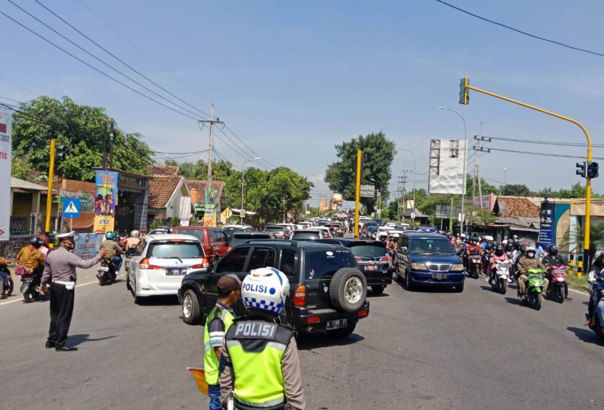 Kondisi kendaraan di jalur arteri Bandar-Kertosono. (Foto: Elok Aprianto/jatimnow.com)