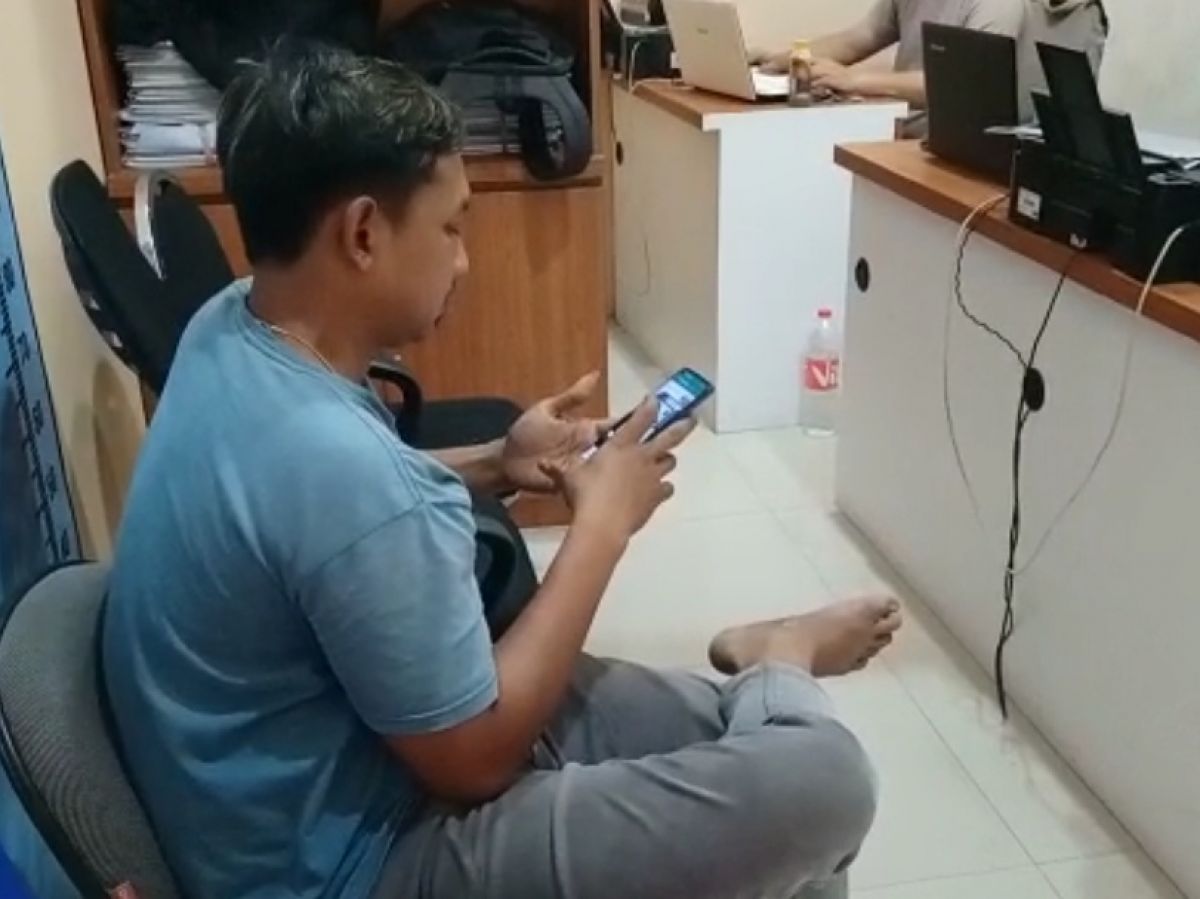 Sopir saat diperiksa penyidik Satlantas Polres Mojokerto Kota. (Foto: Adi for jatimnow.com)