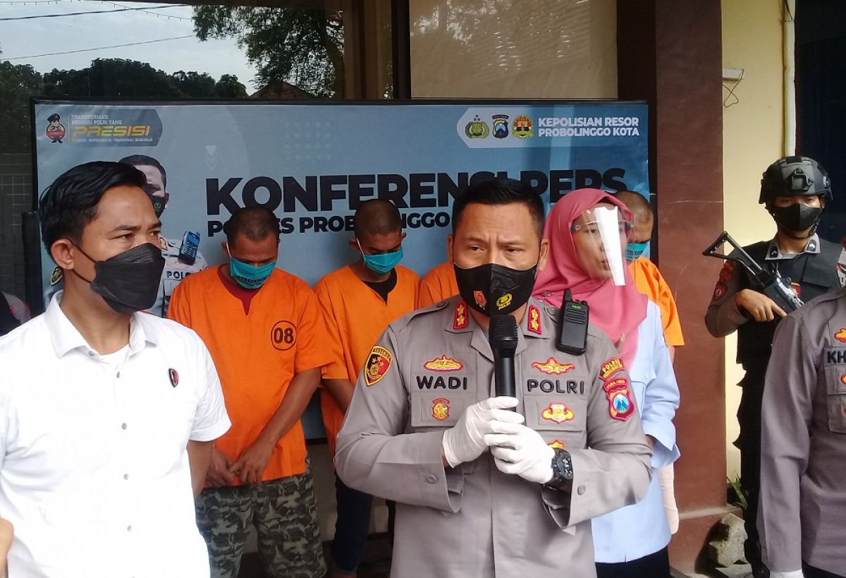 Polisi mengamankan pelaku spesialis nasabah bank. (Foto: Mahfud Hidayatullah/jatimnow.com)