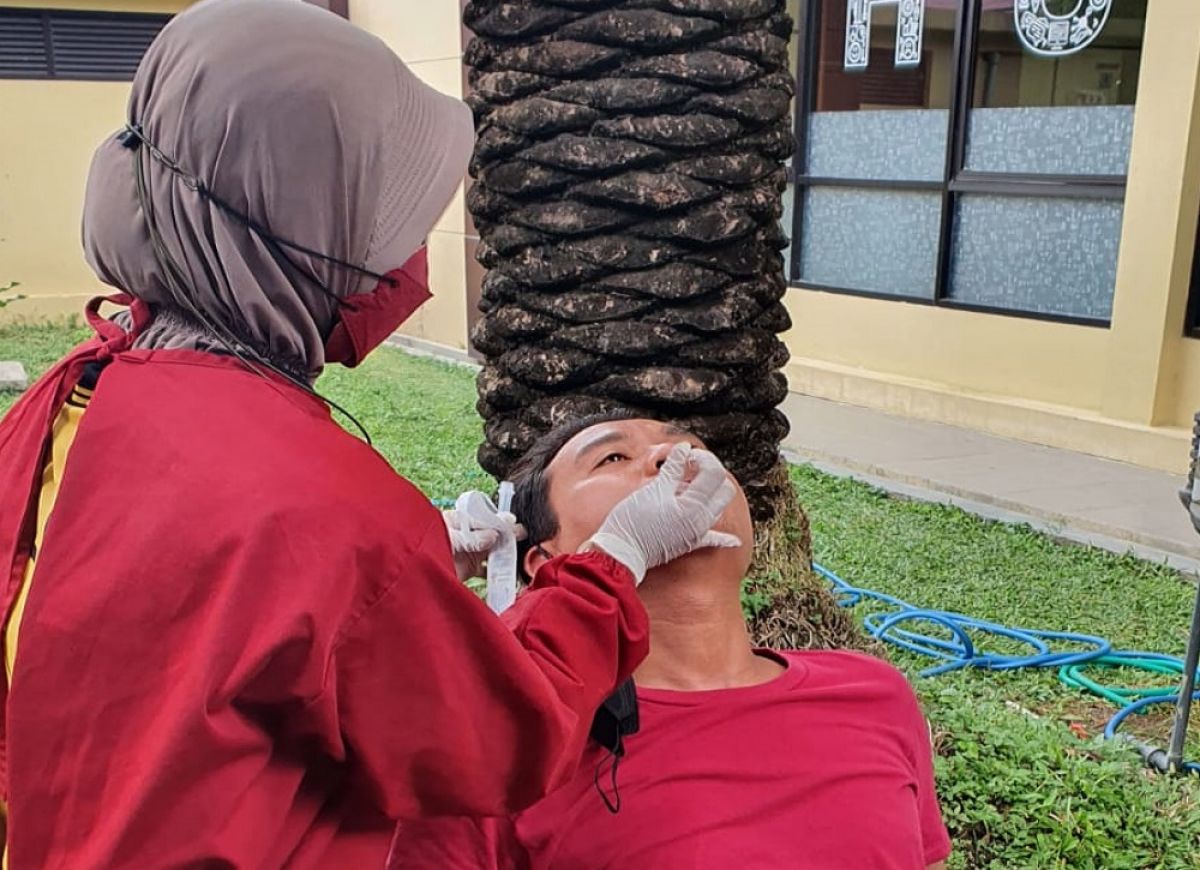 Petugas medis saat melakukan swab kepada masyarakat. (Foto: Zain Ahmad/jatimnow.com)