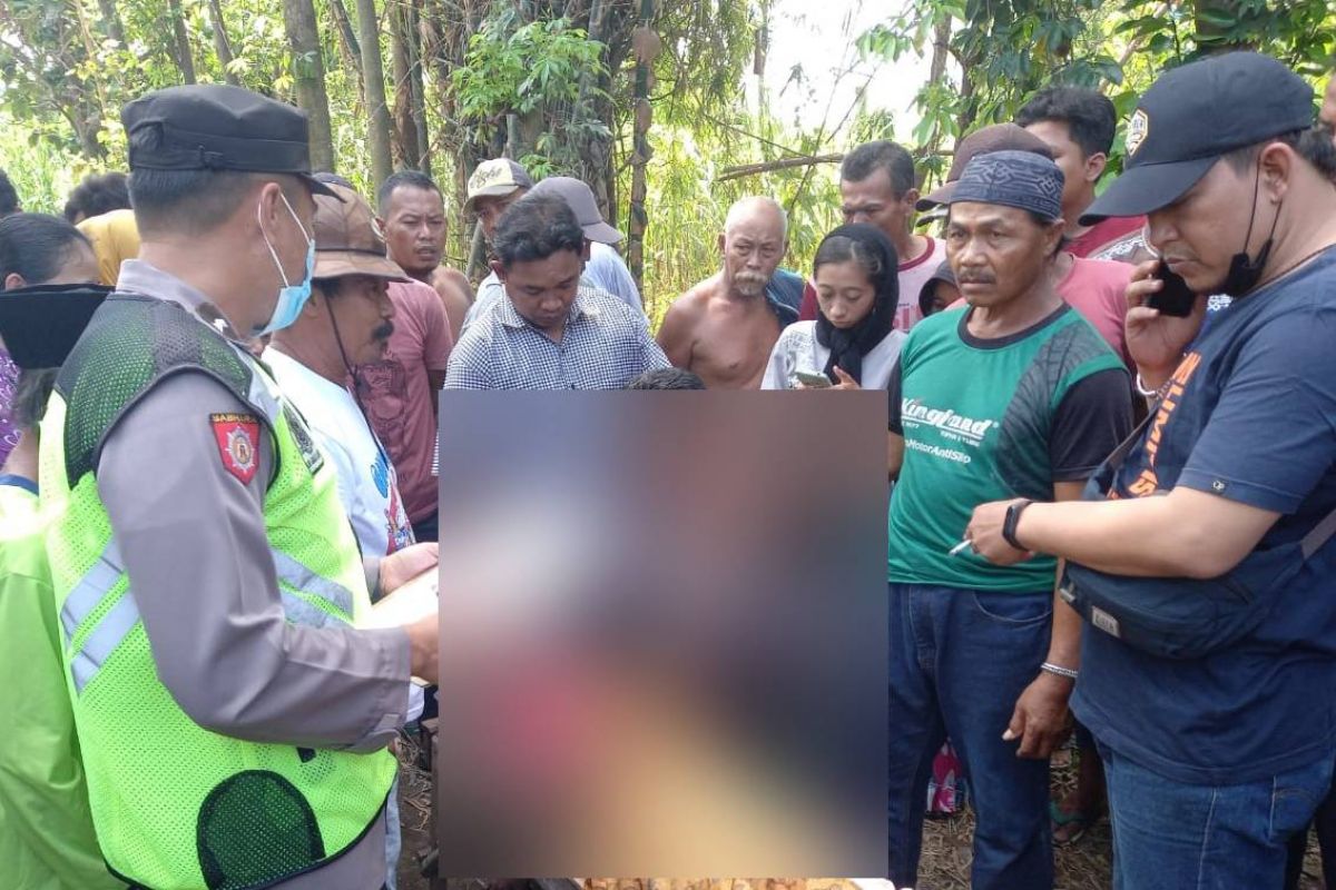 Jenazah korban usai berhasil dievakuasi dan dipulangkan ke rumah duka. (Foto: Polsek Bandarkedungmulyo/jatimnow.com)