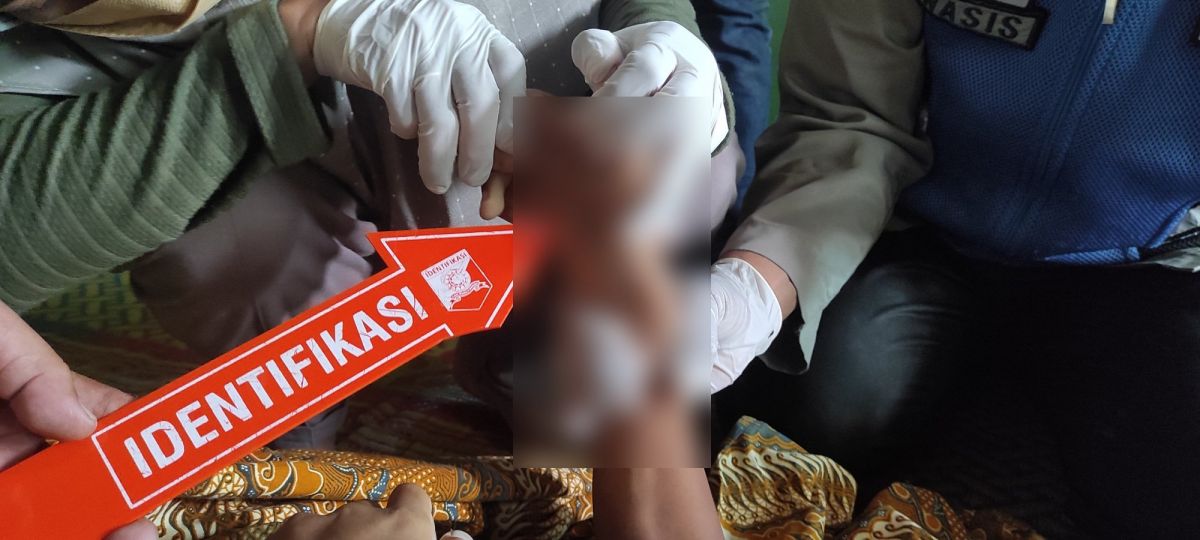 Tim melakukan pemeriksaan terhadap pelajar di Ponorogo tersengat aliran listrik.(Foto: Humas Polres Ponorogo/jatimnow.com)