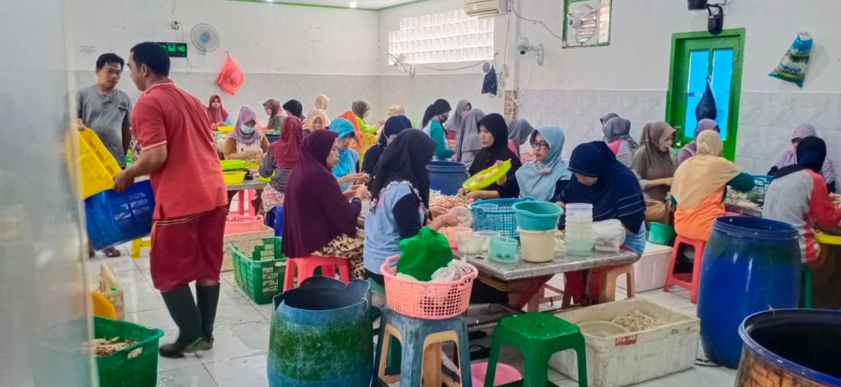 Aktivitas para nelayan dan pemborong rajungan di TPI Brondong. (Foto: Adyad Ammy Iffansah/jatimnow.com)