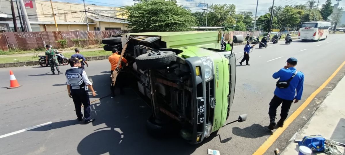 Kondisi di lokasi kejadian truk terguling di simpang empat Karanglo. (Foto: Rizal Adhi Pratama/jatimnow.com)